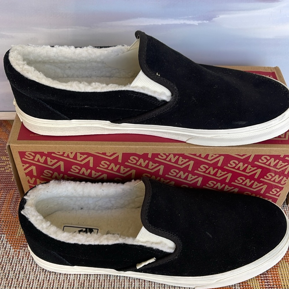 Vans • Men’s Classic Slip-On
Cozy Hug Black
VN0A5A08BM8
Sneakers - Picture 2 of 16